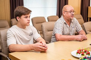Андрей Иванов встретился с учеником 10 «А» класса одинцовской СОШ № 12 Романом Вдовиным. Несмотря на юный возраст, школьник уже успел проявить себя настоящим героем — отдыхая с родителями на берегу реки Днепр в Смоленской области, мальчик заметил, как один из купающихся ушел под воду