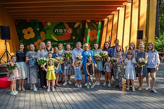 Председатель Совета депутатов Одинцовского округа Татьяна Одинцова вместе с руководителем филиала, представителем регионального штаба Комитета семей воинов Отечества Московской области Ольгой Ермаковой, вручили карты-сертификаты в магазин «Детский мир» и памятные подарки 13 семьям участников СВО