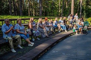 Председатель Совета депутатов Одинцовского округа Татьяна Одинцова вместе с руководителем филиала, представителем регионального штаба Комитета семей воинов Отечества Московской области Ольгой Ермаковой, вручили карты-сертификаты в магазин «Детский мир» и памятные подарки 13 семьям участников СВО