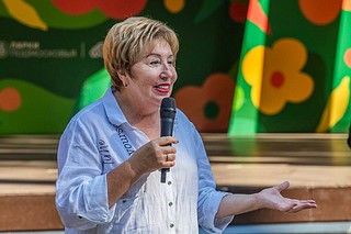 Председатель Совета депутатов Одинцовского округа Татьяна Одинцова вместе с руководителем филиала, представителем регионального штаба Комитета семей воинов Отечества Московской области Ольгой Ермаковой, вручили карты-сертификаты в магазин «Детский мир» и памятные подарки 13 семьям участников СВО