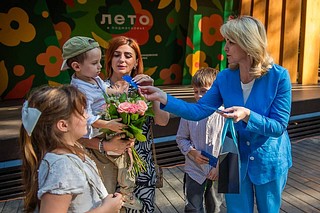 Председатель Совета депутатов Одинцовского округа Татьяна Одинцова вместе с руководителем филиала, представителем регионального штаба Комитета семей воинов Отечества Московской области Ольгой Ермаковой, вручили карты-сертификаты в магазин «Детский мир» и памятные подарки 13 семьям участников СВО