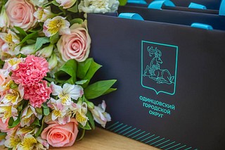 Председатель Совета депутатов Одинцовского округа Татьяна Одинцова вместе с руководителем филиала, представителем регионального штаба Комитета семей воинов Отечества Московской области Ольгой Ермаковой, вручили карты-сертификаты в магазин «Детский мир» и памятные подарки 13 семьям участников СВО