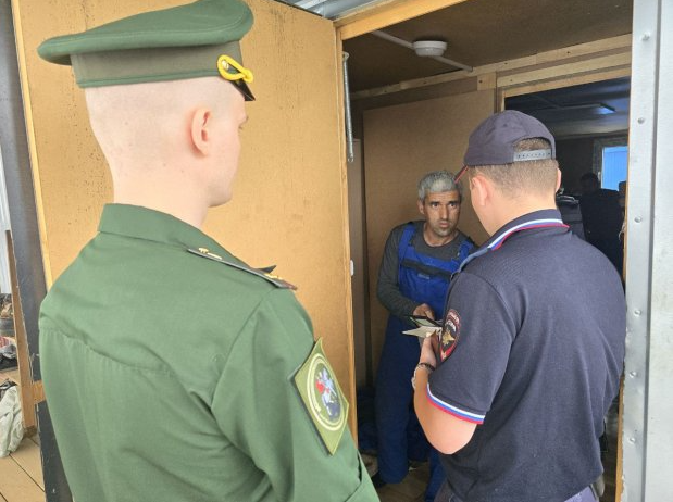 В ходе рейда в Голицыно военными следователями были выявлены иностранные граждане, трудившиеся без патентов, Август