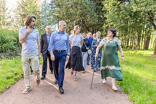Глава Одинцовского округа Андрей Иванов вместе с инициативными жителями звенигородского микрорайона Супонево проверил ход благоустройства нового городского парка