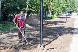 Глава Одинцовского округа Андрей Иванов вместе с инициативными жителями звенигородского микрорайона Супонево проверил ход благоустройства нового городского парка