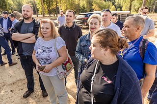 Глава Одинцовского округа Андрей Иванов вместе с инициативными жителями звенигородского микрорайона Супонево проверил ход благоустройства нового городского парка