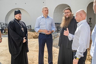 Глава Одинцовского округа Андрей Иванов и наместник Саввино-Сторожевского монастыря архимандрит Стефан проверили ход благоустройства на территории Звенигородской обители