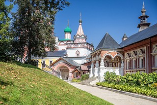 Глава Одинцовского округа Андрей Иванов и наместник Саввино-Сторожевского монастыря архимандрит Стефан проверили ход благоустройства на территории Звенигородской обители
