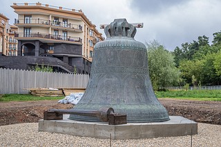 В Малиновом овраге Звенигорода установили символ древнего города — колокол. Как рассказал глава Одинцовского округа Андрей Иванов, колокол служил 20 лет: его сняли со звонницы Саввино-Сторожевского монастыря в прошлом году и установили вместо него воссозданную копию знаменитого Большого Благовестного колокола, который был отлит в 1668 году по приказу царя Алексея Михайловича и погиб во время Великой Отечественной войны