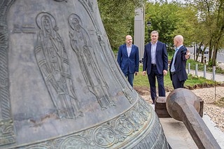 В Малиновом овраге Звенигорода установили символ древнего города — колокол. Как рассказал глава Одинцовского округа Андрей Иванов, колокол служил 20 лет: его сняли со звонницы Саввино-Сторожевского монастыря в прошлом году и установили вместо него воссозданную копию знаменитого Большого Благовестного колокола, который был отлит в 1668 году по приказу царя Алексея Михайловича и погиб во время Великой Отечественной войны