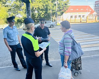В Одинцовском округе автоинспекторы провели акцию «Засветись» на оживленном пешеходном переходе