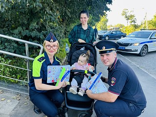 В Одинцовском округе автоинспекторы провели акцию «Засветись» на оживленном пешеходном переходе