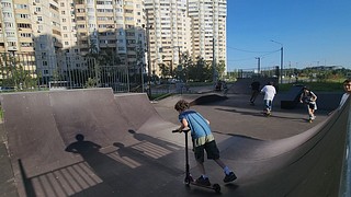 В Новой Трехгорке открылся обновленный скейтпарк