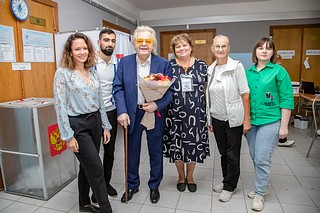 На избирательном участке в дубковской школе «Дружба» проголосовал народный артист России Юрий Антонов