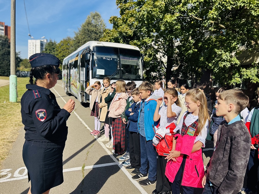 Автобус текст 1, В Одинцовском округе госавтоинспекторы провели занятие с детьми с использованием автобуса-тренажёра