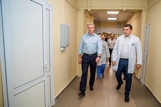 «Раньше ангиограф функционировал в другом подразделении Одинцовской областной больницы — сейчас корпус на улице Маршала Жукова закрыт на капитальный ремонт. Новая операционная начнет работу с понедельника, 16 сентября. Если в Одинцово поток пациентов составлял 6-8 человек в день, то в звенигородском отделении будут оказывать помощь большему количеству людей», — рассказал глава Одинцовского округа Андрей Иванов