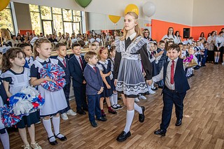 В День знаний, 2 сентября, в поселке Горки-2 учебный год стартовал с открытия новой школы на 550 учеников — образовательное учреждение возвели в рамках национального проекта «Образование»