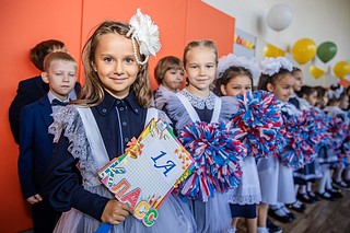 В День знаний, 2 сентября, в поселке Горки-2 учебный год стартовал с открытия новой школы на 550 учеников — образовательное учреждение возвели в рамках национального проекта «Образование»