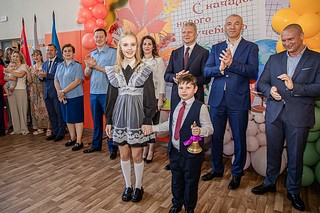 В первой школьной линейке приняли участие глава Одинцовского округа Андрей Иванов, прокурор Московской области Сергей Забатурин, окружные депутаты Олег Цуцков и Станислав Улитин