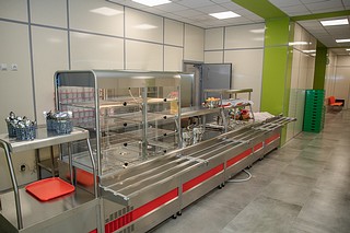 В День знаний, 2 сентября, в поселке Горки-2 учебный год стартовал с открытия новой школы на 550 учеников — образовательное учреждение возвели в рамках национального проекта «Образование»