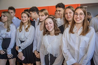 В День знаний, 2 сентября, в поселке Горки-2 учебный год стартовал с открытия новой школы на 550 учеников — образовательное учреждение возвели в рамках национального проекта «Образование»