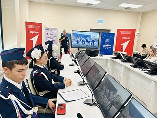 Сотрудники Госавтоинспекции провели в одной из одинцовских школ круглый стол со своими главными помощниками в вопросах пропаганды безопасности дорожного движения — членами отряда юные инспекторы движения (ЮИД)