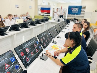 Сотрудники Госавтоинспекции провели в одной из одинцовских школ круглый стол со своими главными помощниками в вопросах пропаганды безопасности дорожного движения — членами отряда юные инспекторы движения (ЮИД)
