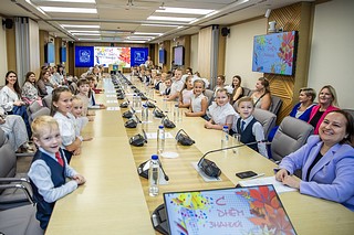 Более 30 первоклассников побывали в день знаний на увлекательной экскурсии в здании администрации Одинцовского городского округа. Ребята осмотрели зал совещаний и побывали в кабинете главы муниципалитета. В качестве экскурсовода выступал сам Андрей Иванов