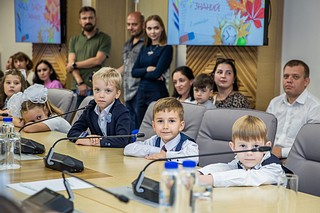Более 30 первоклассников побывали в день знаний на увлекательной экскурсии в здании администрации Одинцовского городского округа. Ребята осмотрели зал совещаний и побывали в кабинете главы муниципалитета. В качестве экскурсовода выступал сам Андрей Иванов