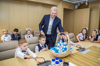 Более 30 первоклассников побывали в день знаний на увлекательной экскурсии в здании администрации Одинцовского городского округа. Ребята осмотрели зал совещаний и побывали в кабинете главы муниципалитета. В качестве экскурсовода выступал сам Андрей Иванов