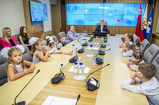 Более 30 первоклассников побывали в день знаний на увлекательной экскурсии в здании администрации Одинцовского городского округа. Ребята осмотрели зал совещаний и побывали в кабинете главы муниципалитета. В качестве экскурсовода выступал сам Андрей Иванов