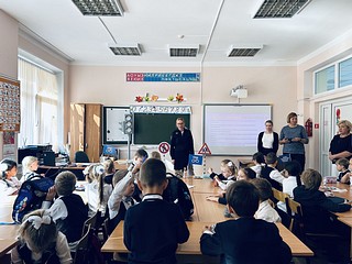 Сотрудники Одинцовской Госавтоинспекции совместно с представителями Управления образования Администрации Одинцовского городского округа посвятили первоклассников в пешеходы