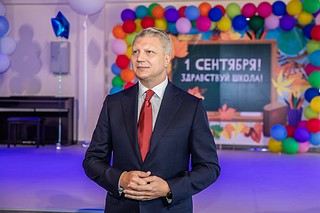 Глава Одинцовского округа Андрей Иванов вместе с воспитанниками коррекционной школы «Надежда», их родителями, педагогами и директором Ксенией Махнач, первым заместителем председателя Московской областной Думы Ларисой Лазутиной, депутатами окружного Совета депутатов Павлом Чамурлиевым, Владимиром Жандаровым, Ириной Грабарчук и Ниной Гинтовой открыли новый корпус образовательного учреждения. Он расположился на улице Вокзальная. Как сообщил глава муниципалитета, теперь более 400 особенных ребят будут посещать современную школу