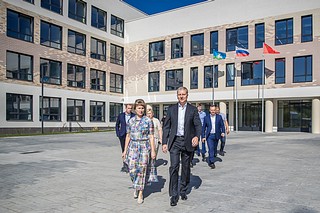 Глава Одинцовского городского округа Андрей Иванов осмотрел новую школу на 600 мест, которая открылась в сентябре на улице Торговая в рабочем поселке Заречье