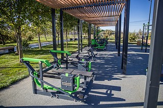 Помимо скейтпарка на объекте сделали площадку для волейбола и баскетбола, детский игровой комплекс и воркаут