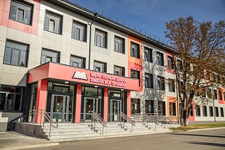 Глава Одинцовского округа Андрей Иванов осмотрел благоустроенную территорию школы № 2 им. Героя Советского Союза М. А. Пронина в Звенигороде — в рамках масштабного капитального ремонта, который проходил по президентской программе «Модернизация системы общего образования», здесь полностью обновили стадион и обустроили автогородок