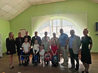 Полицейские и общественники в Одинцово присоединились к акции «Помоги собраться в школу!»