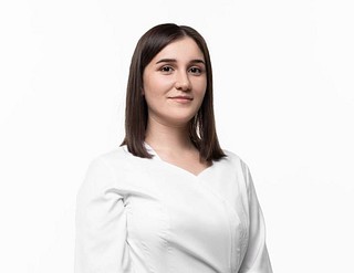 Врач переехала в Подмосковье из Костромской области, узнав о программе «Социальная ипотека». Сейчас ее семья готовится к новоселью в собственной квартире в Одинцовском округе. Последние годы из общего 5-летнего стажа Риана Иманалиева работает участковым терапевтом в ГБУЗ МО «Одинцовская областная больница». Обладательница сертификата говорит, что пошла в медицину по примеру мамы