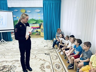 Сотрудники одинцовской Госавтоинспекции провели для детей урок в рамках «Международного дня белой трости»
