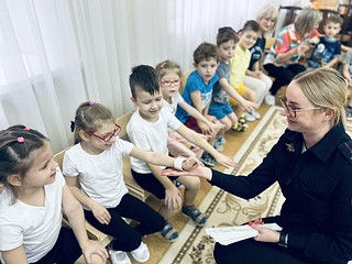 Сотрудники одинцовской Госавтоинспекции провели для детей урок в рамках «Международного дня белой трости»