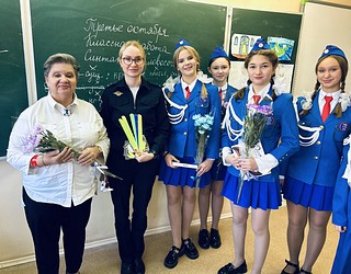 Сотрудники Госавтоинспекции и ЮИДовцы поздравили звенигородских педагогов с профессиональным праздником