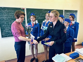 Сотрудники Госавтоинспекции и ЮИДовцы поздравили звенигородских педагогов с профессиональным праздником