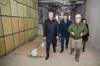 Глава округа Андрей Иванов вместе с главным врачом Одинцовской областной больницы Андреем Фадеевым и будущим руководителем КДЦ Марией Благовской оценил темпы и качество работы подрядчика