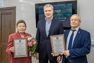 По случаю Дня пожилых людей двум сотрудникам центра — доктору с. х. наук, профессору, заслуженному деятелю науки РФ Виктору Пивоварову и старшему научному сотруднику, кандидату с. х. наук Любови Гуркиной глава округа вручил благодарственные письма