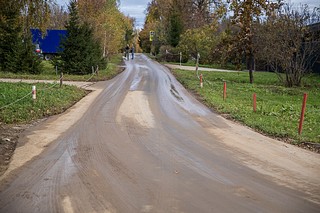 Глава Одинцовского округа Андрей Иванов проверил качество нового асфальта, который уложили на дороге в деревне Папушево