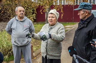 Глава Одинцовского округа Андрей Иванов проверил качество нового асфальта, который уложили на дороге в деревне Папушево