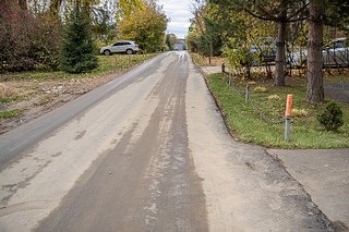 Глава Одинцовского округа Андрей Иванов проверил качество нового асфальта, который уложили на дороге в деревне Папушево