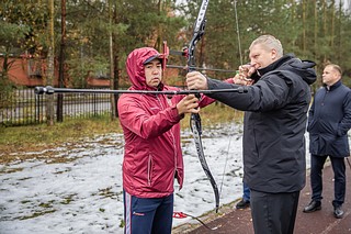 Глава Одинцовского округа Андрей Иванов провел встречу с воспитанниками спортивной секции по стрельбе из лука, которая работает на базе Барвихинской средней школы
