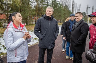 Глава Одинцовского округа Андрей Иванов провел встречу с воспитанниками спортивной секции по стрельбе из лука, которая работает на базе Барвихинской средней школы