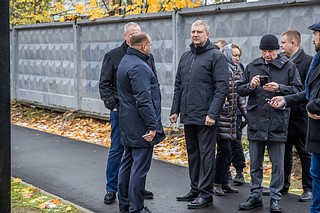 В поселке Барвиха завершилось обустройство пешеходной дорожки от дома № 27 до местной амбулатории. Качество выполненных работ проверил глава Одинцовского округа Андрей Иванов